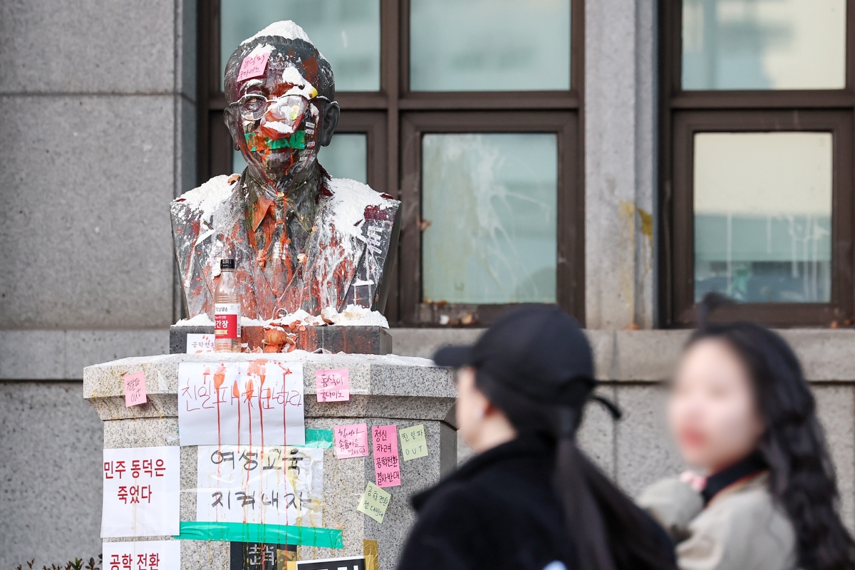 서울 성북구 동덕여자대학교 앞 조동식 선생(동덕여대 설립자) 흉상이 학교 측의 남녀공학 전환 추진에 반발한 학생들에 의해 계란과 밀가루 등을 뒤집어 쓴 채로 있다./ 사진=뉴스1