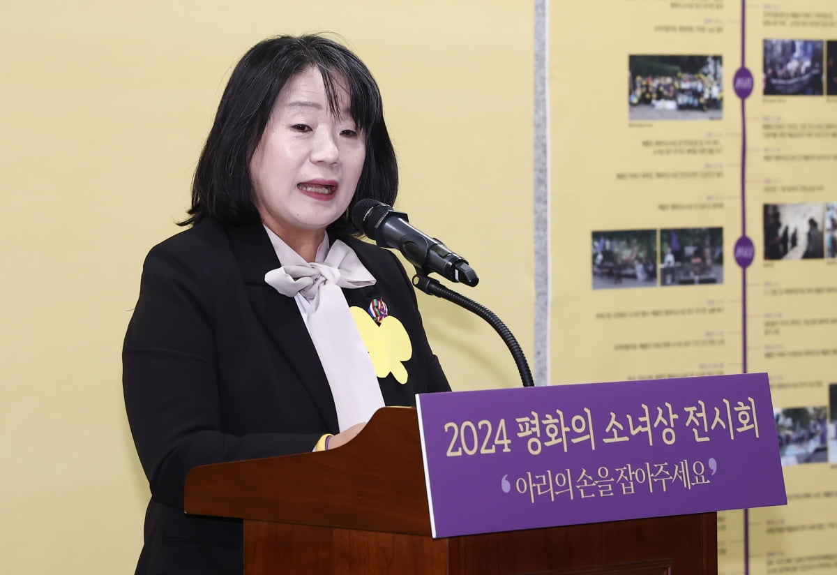 윤미향 전 의원이 지난 12일 오전 서울 여의도 국회 의원회관에서 열린 2024 평화의 소녀상 전시회 '내 옆에 앉아봐, 아리의 손을 잡아주세요' 개막식에서 인사말을 하고 있다. 사진=뉴스1