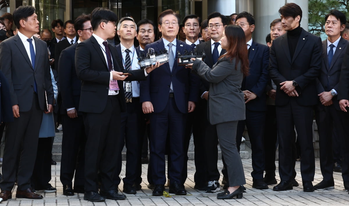  이재명 더불어민주당 대표가 15일 서울 서초구 서울중앙지방법원에서 열린 '공직선거법 위반' 1심 선고 공판에서 징역 1년에 집행유예 2년을 선고받은 뒤 법정을 나서며 취재진 질의에 답하고 있다.  /사진=뉴스1