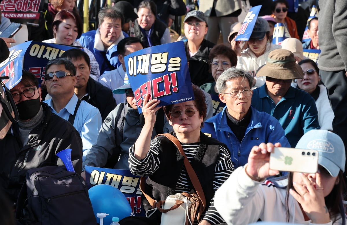 이재명 더불어민주당 대표의 '공직선거법 위반' 1심 선고 공판에서 징역 1년에 집행유예 2년을 선고받은 15일 서울 서초구 서울중앙지방법원 앞에서 지지자들이 망연자실한 표정을 짓고 있다.  /사진=뉴스1