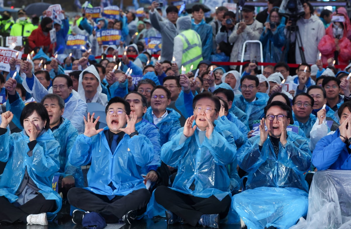 이재명 더불어민주당 대표와 박찬대 원내대표를 비롯한 참석자들이 16일 서울 광화문광장 앞 도로에서 열린 '김건희·윤석열 국정농단 규탄·특검 촉구 제3차 국민행동의 날 및 시민사회 연대 집회'에서 구호를 외치고 있다. / 사진=뉴스1