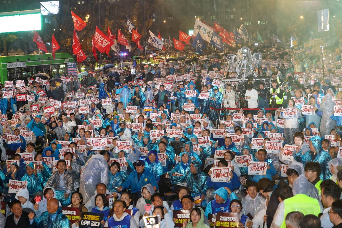 16일 서울 광화문광장 앞 도로에서 열린 '김건희·윤석열 국정농단 규탄·특검 촉구 제3차 국민행동의 날 및 시민사회 연대 집회'에서 참가자들이 구호를 외치고 있다. / 사진=뉴스1