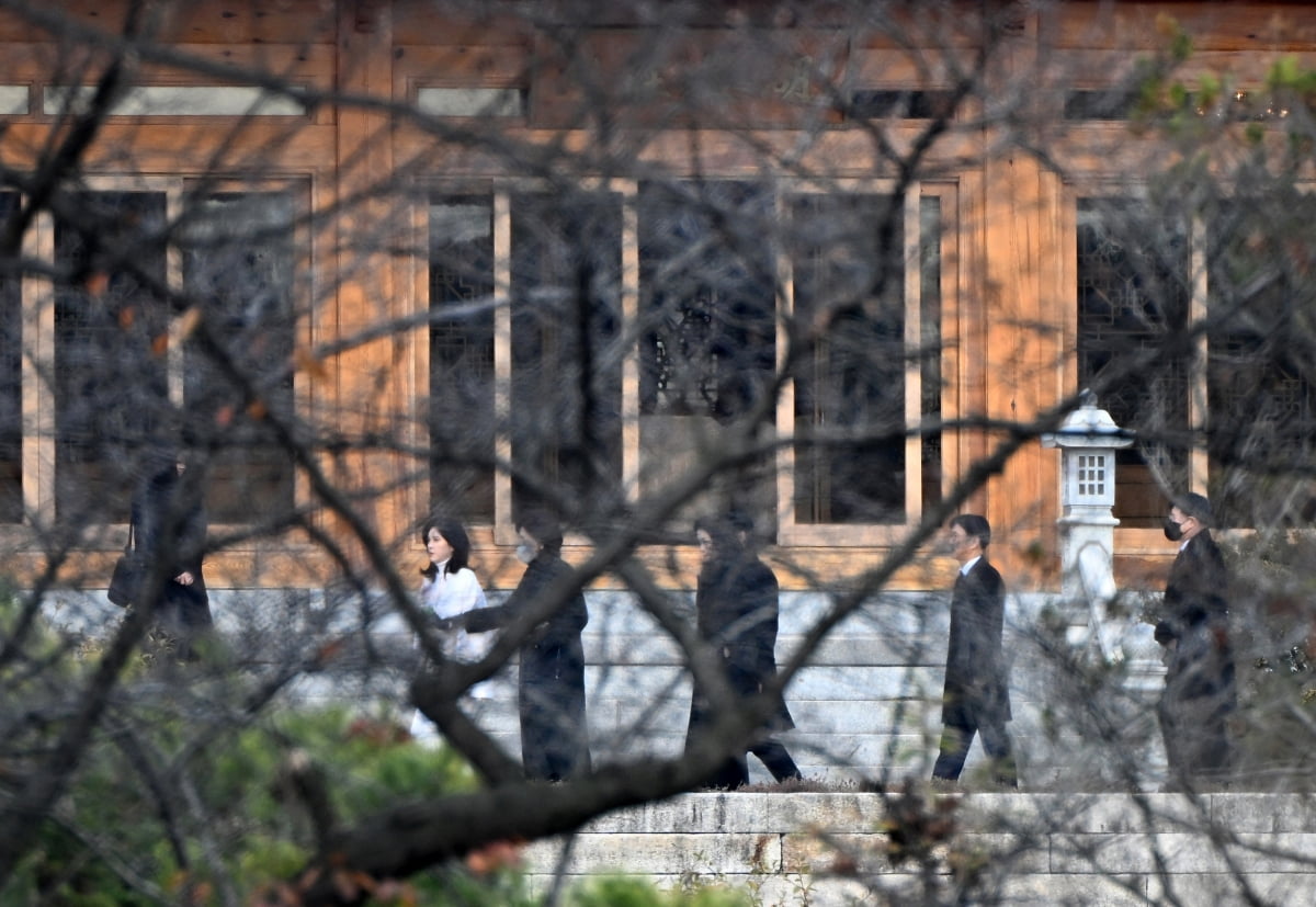 홍라희 전 삼성미술관 리움 관장, 이부진 호텔신라 사장, 이서현 삼성물산 사장, 김재열 삼성글로벌리서치 사장이 19일 오전 경기도 용인 호암미술관 인근 선영에서 열린 호암 이병철 삼성 창업회장의 37주기 추도식에 참석해 이동하고 있다. 사진=뉴스1