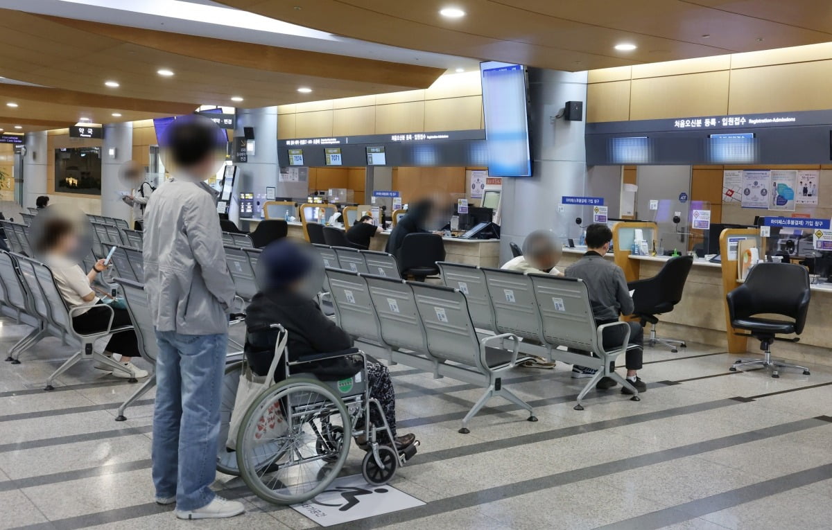 서울 시내 한 대학병원 수납 창고에서 환자들이 대기하고 있다. 사진=이솔 기자