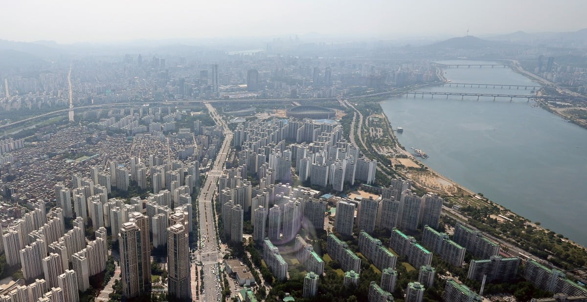 서울 송파구 잠실동과 강남구 일대 아파트 단지가 보이고 있다.  사진=뉴스1