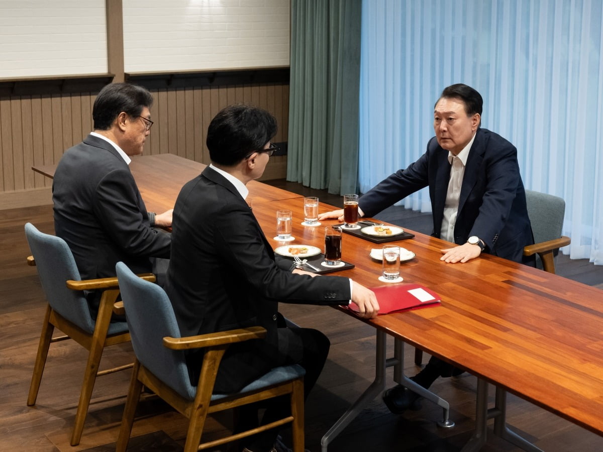 윤석열 대통령이 21일 서울 용산 대통령실 파인그라스에서 한동훈 국민의힘 대표와 면담을 하고 있다. 뉴스1