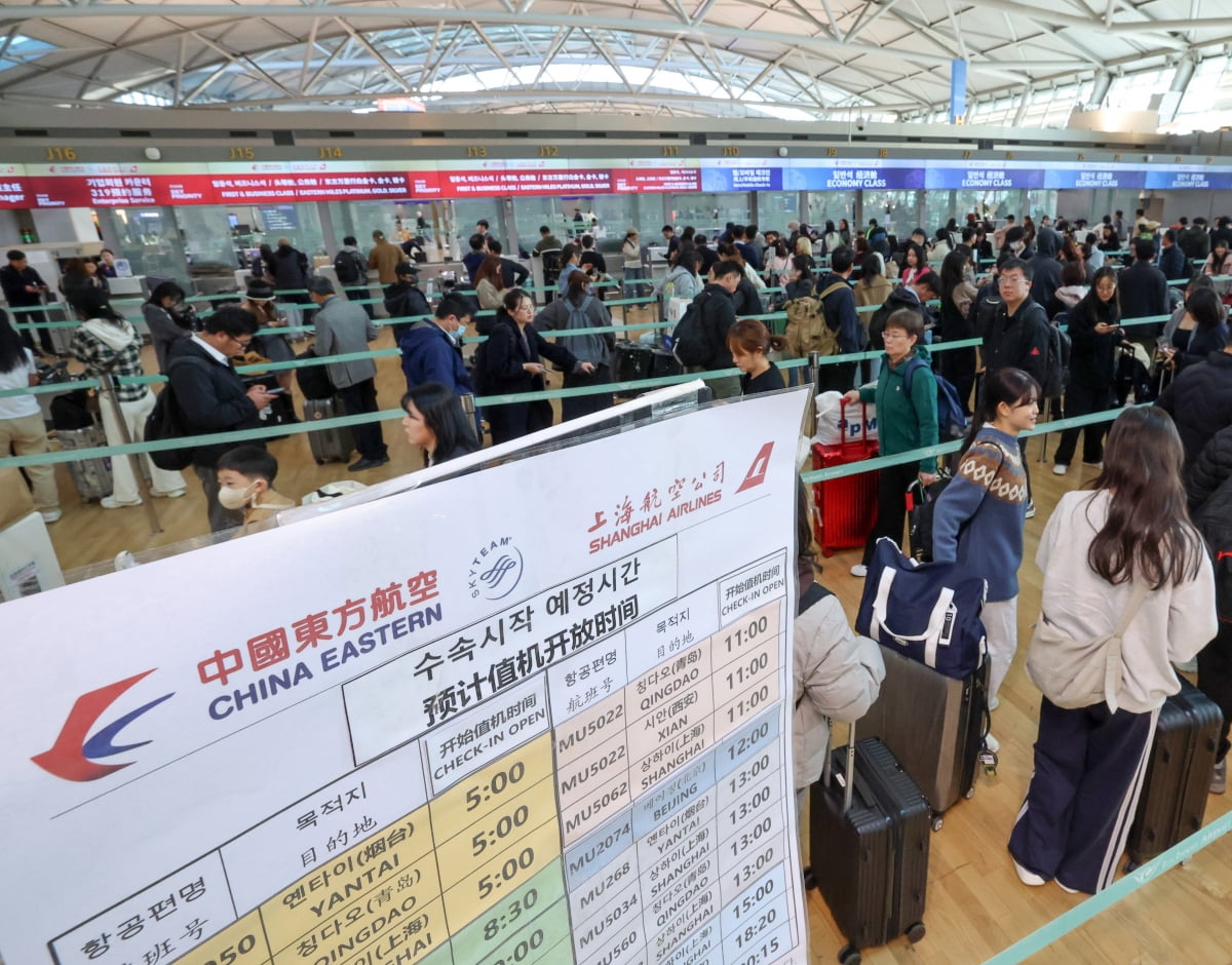 인천국제공항 제1여객터미널 출국장 중국행 항공편 카운터가 여행객으로 붐비고 있다. 사진=최혁 기자