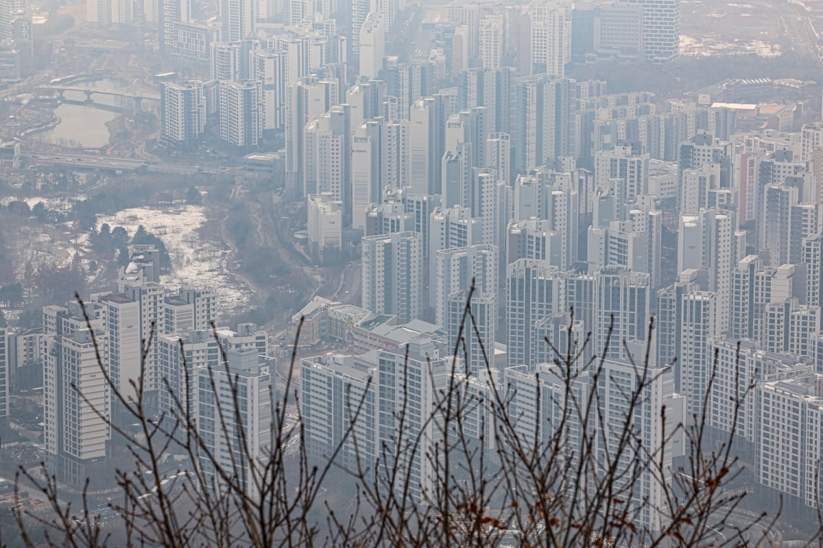 지난 2일 오후 경기도 광주시 남한산성 서문 전망대에서 바라본 하남시 아파트 전경. /사진=임형택 기자