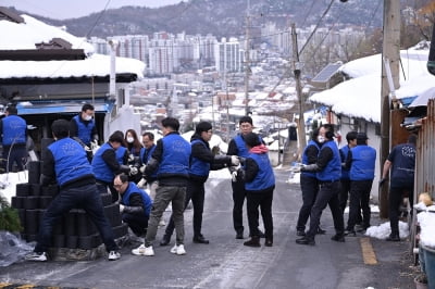 동문건설, 연탄 2만장 기부로 이웃에 온정 전해