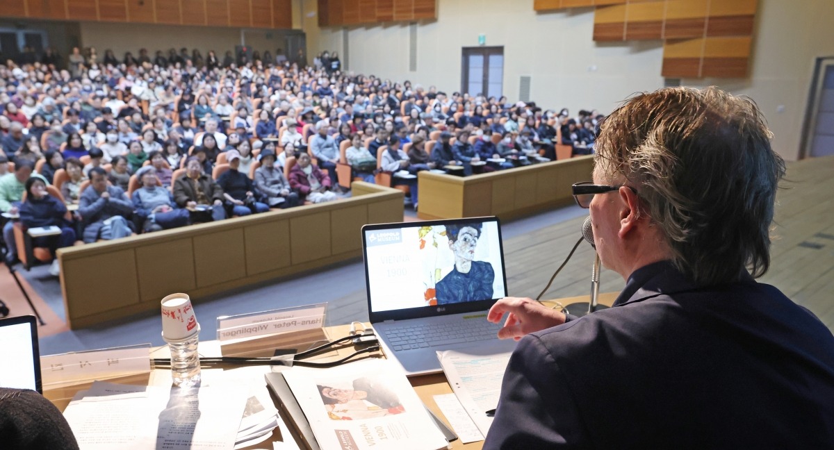 2일 서울 용산구 국립중앙박물관에서 한스 페터 비플링어 레오폴트사설 바카라장이 ‘비엔나 1990 전시’ 관련 에곤 실레 특강을 하고 있다. 24.12.2 /이솔 기자