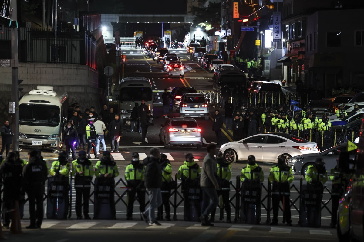 국회가 4일 본회의를 열고 비상계엄 해제 요구 결의안을 통과시킨 가운데 4일 새벽 서울 용산 대통령실로 차량행렬이 이어지고 있다. /사진=임형택 기자