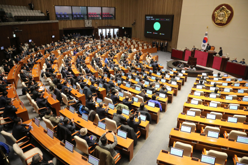  4일 새벽 서울 여의도 국회 본회의장에서 열린 본회의에서 비상계엄 해제 요구 결의안이 통과되고 있다. 뉴스1