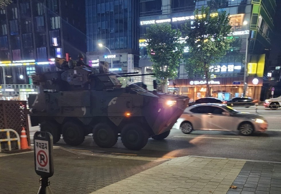 윤석열 대통령이 지난 3일 비상계엄을 선포한 가운데 4일 새벽 서울 도심 도로에서 육군 장갑차 1대가 달리는 모습이 포착됐다. 한 시민이 소셜미디어에 올린 사진이다. 뉴스1