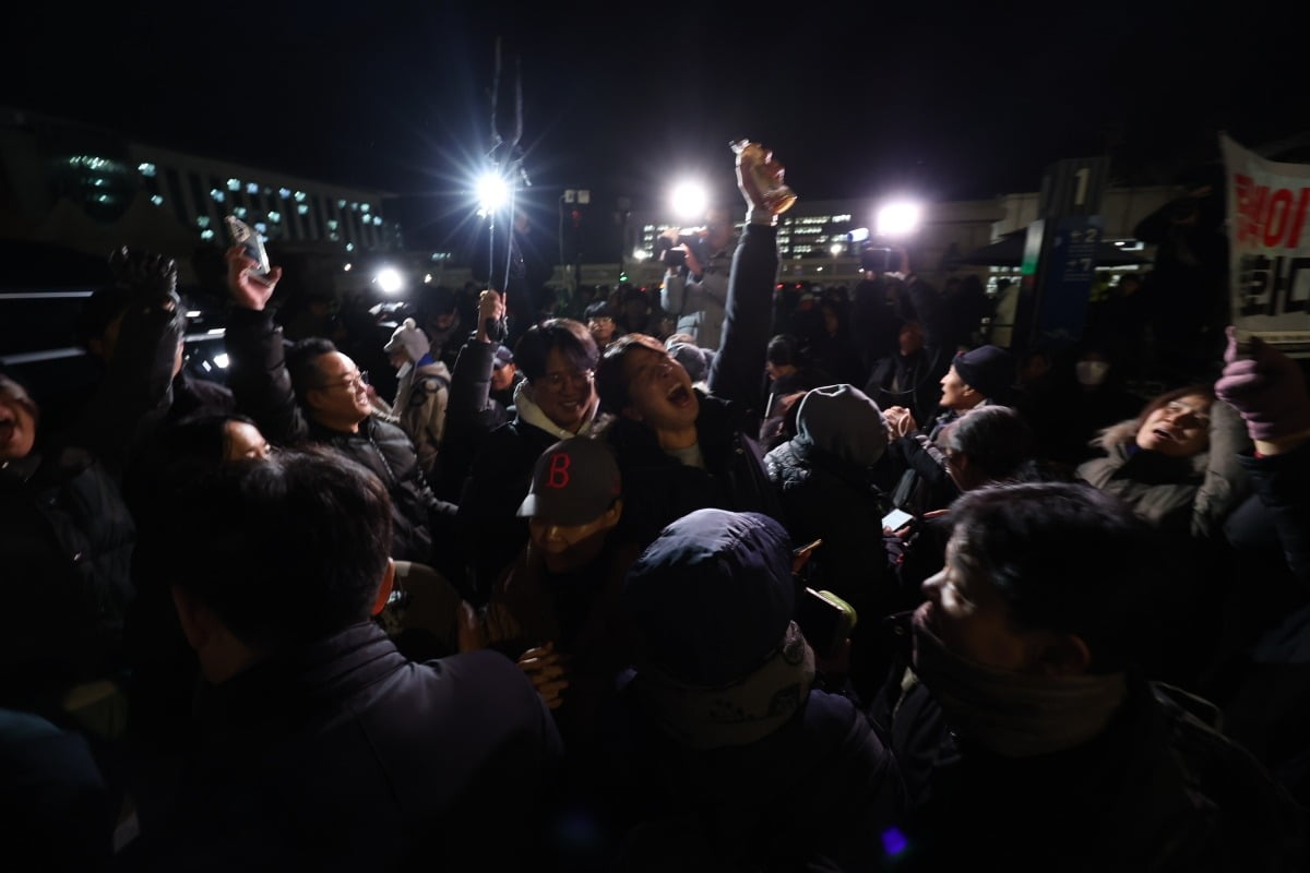 비상계엄 해제 요구 결의안이 국회 본회의에서 통과된 4일 새벽 서울 여의도 국회 인근에서 시민들이 윤석열 대통령의 비상계엄 해제 관련 담화를 지켜보며 환호하고 있다. /사진=무료 슬롯 머신1