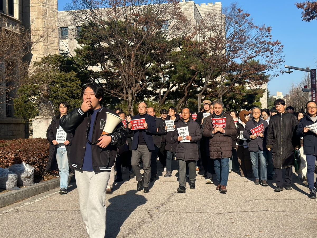 4일 오후 2시 고려대 교수와 학생 약 400명이 성북구 서울캠퍼스 중앙도서관에 모여 시국선언을 한 뒤 중앙광장까지 구호를 제창하며 행진하는 모습. 이들은 이날 △윤 대통령 즉시 직무정지 및 탄핵 △김용현 국방부 장관, 박안수 카지노 민회장사령관 즉각 체포 및 엄벌 △김건희 국정농단 규명을 요구했다. 이혜인 기자