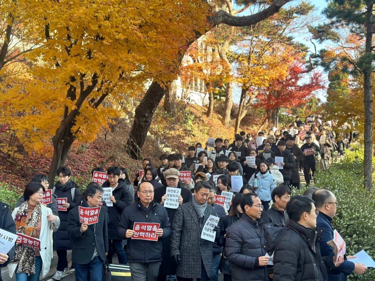 4일 오후 2시 고려대 교수와 학생 약 400명이 성북구 서울캠퍼스 중앙도서관에 모여 시국선언을 한 뒤 중앙광장까지 구호를 제창하며 행진하는 모습. 이들은 이날 △윤 대통령 즉시 직무정지 및 탄핵 △김용현 국방부 장관, 박안수 계엄사령관 즉각 체포 및 엄벌 △김건희 국정농단 규명을 요구했다. 이혜인 기자