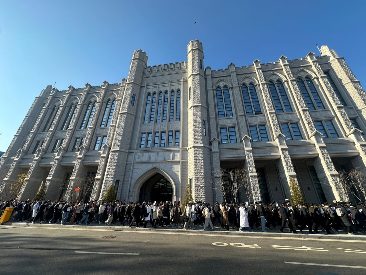 4일 오후 2시 고려대 교수와 학생 약 400명이 성북구 서울캠퍼스 중앙도서관에 모여 시국선언을 한 뒤 중앙광장까지 구호를 제창하며 행진하는 모습. 이들은 이날 △윤 대통령 즉시 직무정지 및 탄핵 △김용현 국방부 장관, 박안수 계엄사령관 즉각 체포 및 엄벌 △김건희 국정농단 규명을 요구했다. 이혜인 기자