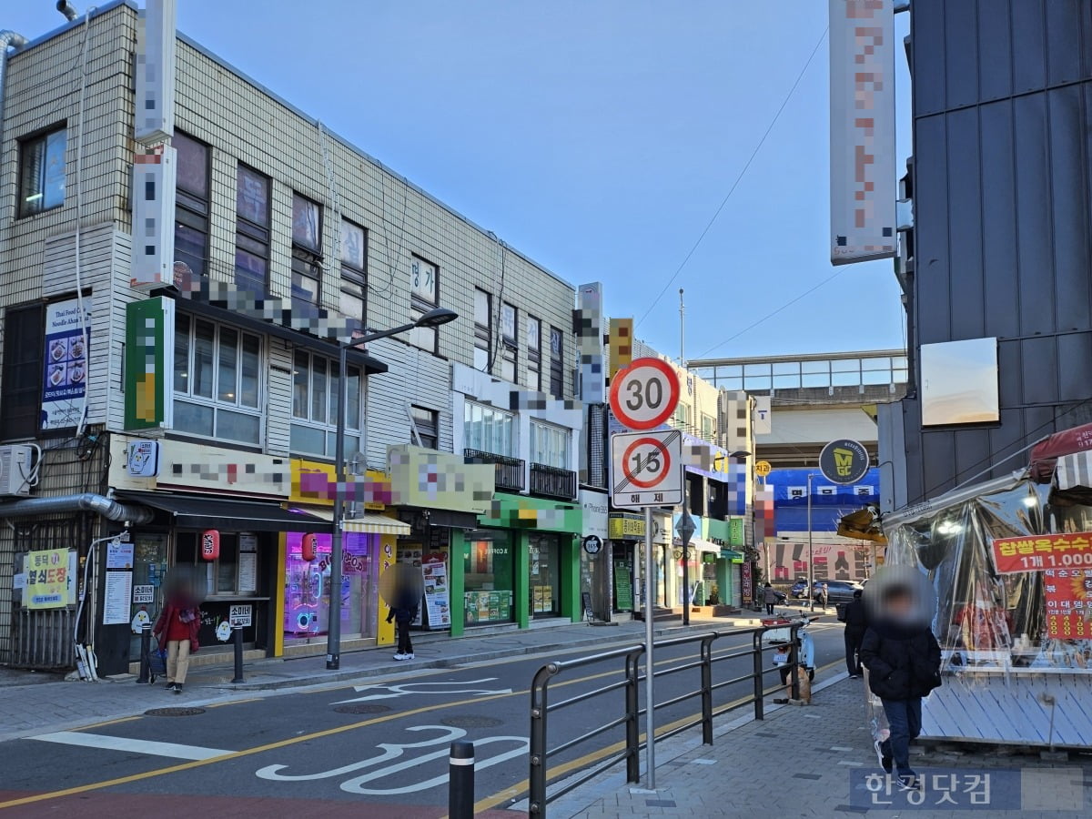 평일 오후 한산한 동덕여대 상권 일대. 모두의 거리 초입길의 모습. /사진=김영리 기자