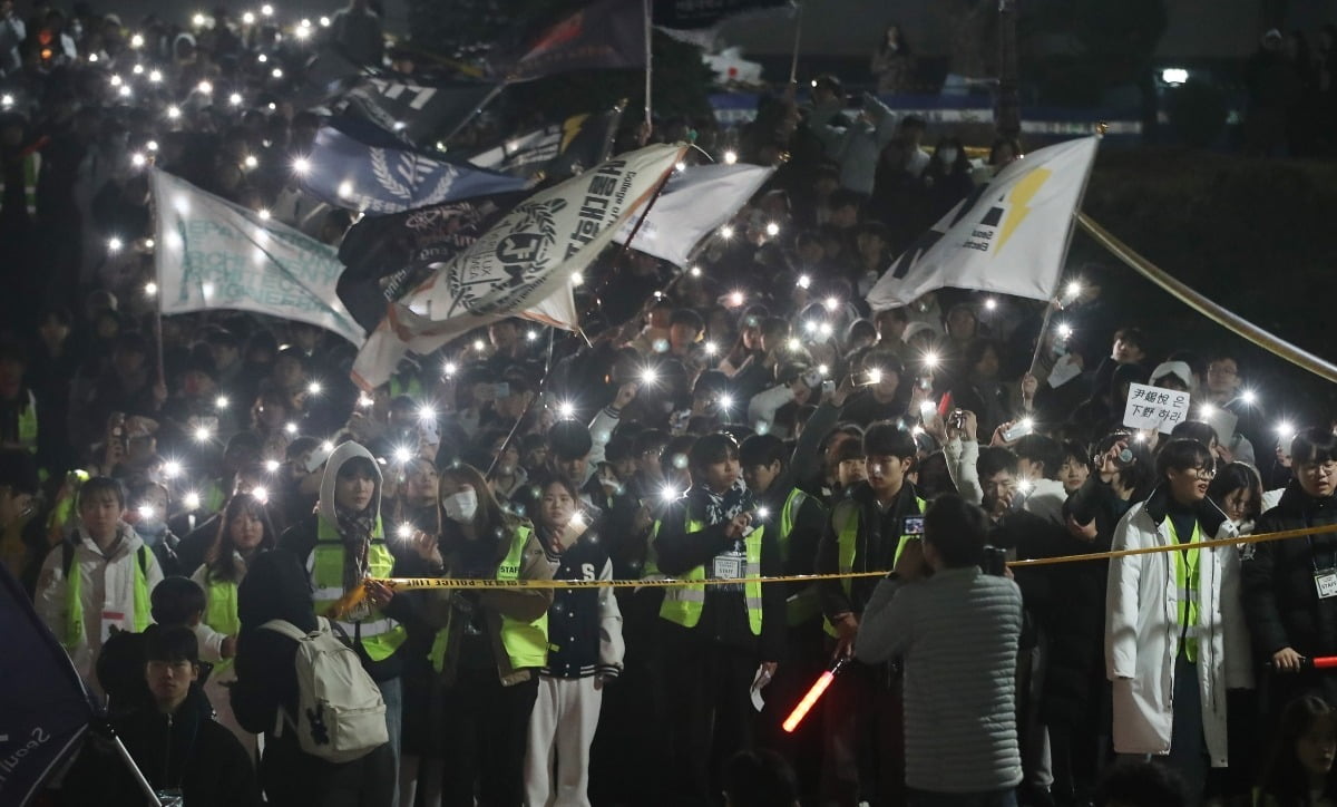 5일 서울대학교 학생들 학생총회에 참석해 스마트폰 불빛을 흔들고 있는 모습 /사진=뉴스1