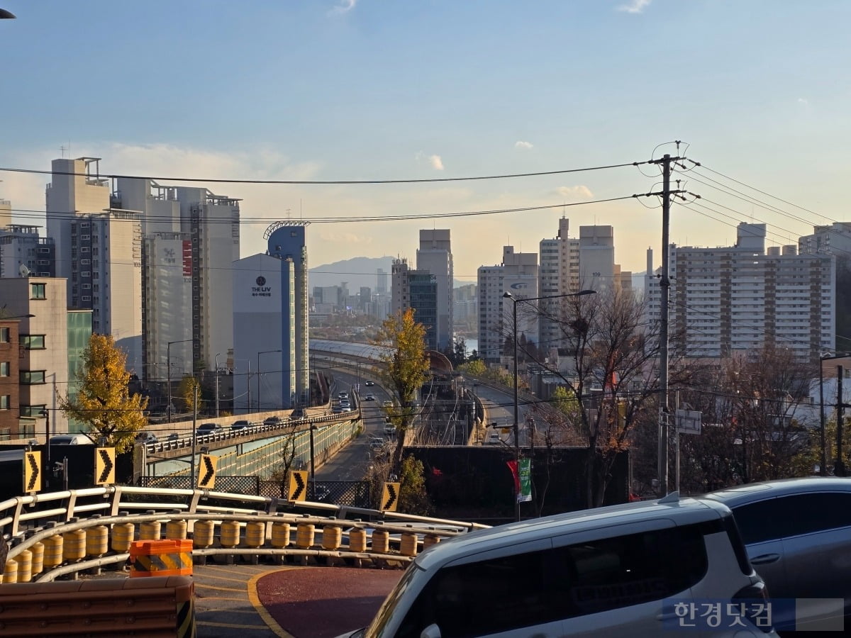 성동구 슬롯사이트 볼트 메이저 일대 전경. 한강 너머엔 강남구 압구정동이 있다. 사진=이송렬 기자.