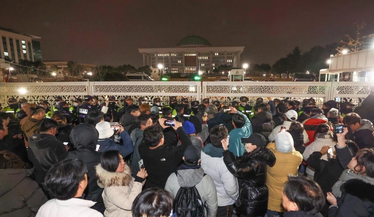 "SNS로 계엄령 선포 처음 알았다"…카톡 감시 당할라 '공포' [유지희의 ITMI]