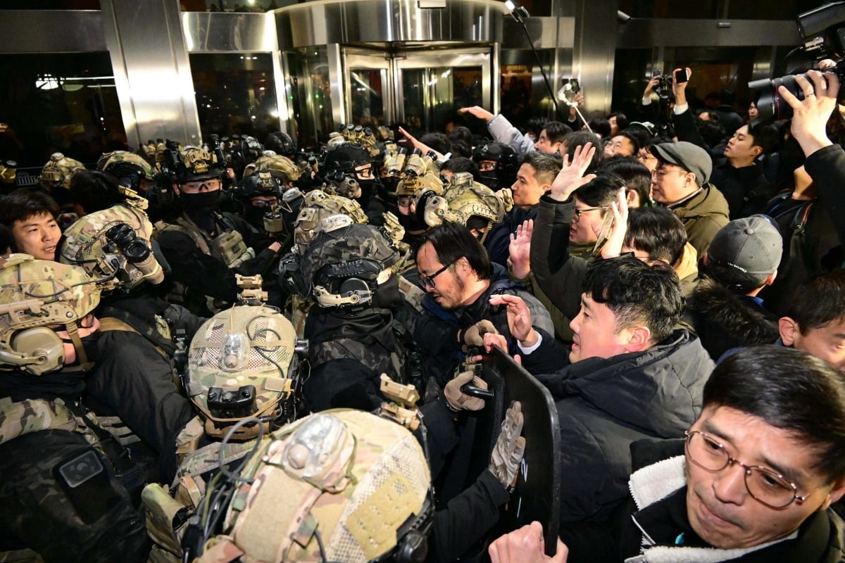 4일 자정께 계엄군 병력이 서울 국회 본청 진입을 시도하자 국회 보좌진과 의원들이 막아서고 있다./김범준 기자