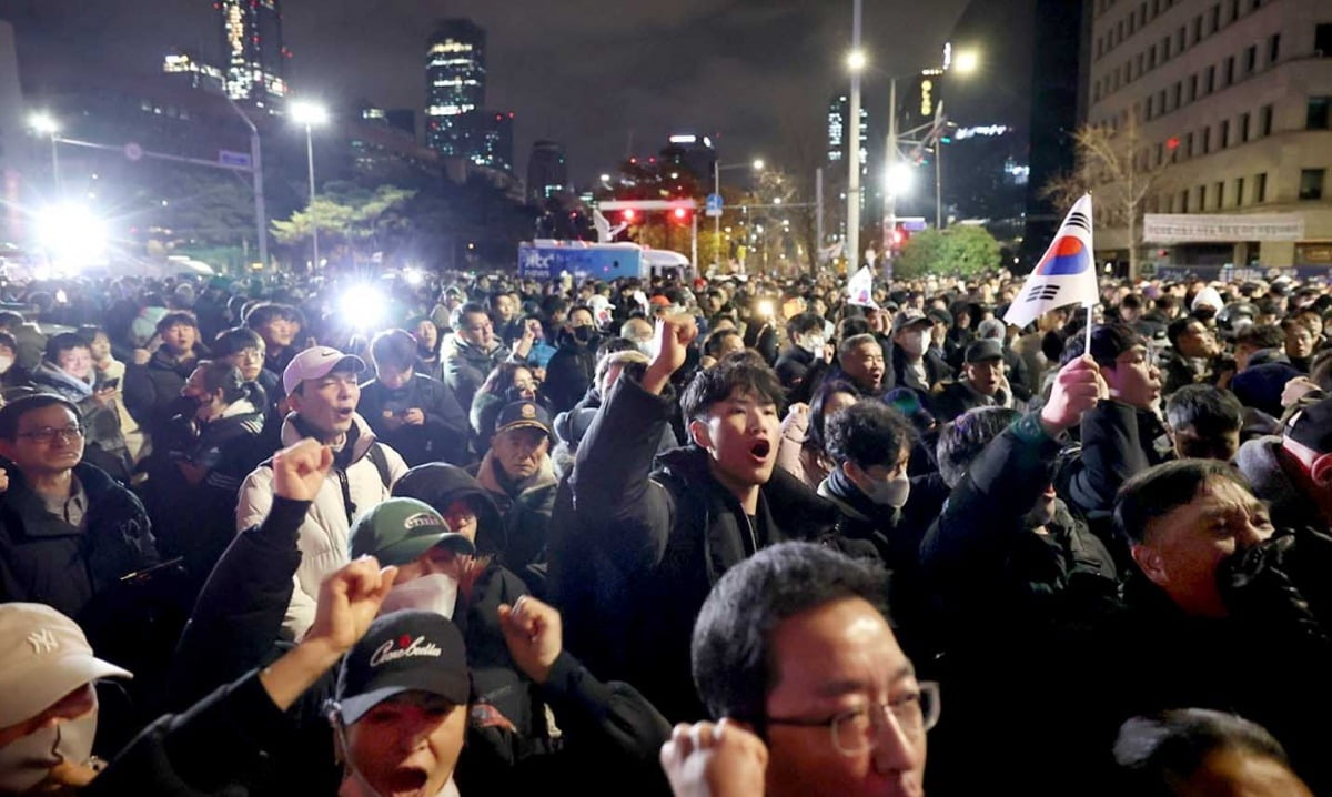 윤석열 대통령이 비상계엄령을 선포한 3일 밤 서울 여의도 국회 정문 앞에서 시민들이 계엄군 철수를 촉구하고 있다./최혁 기자