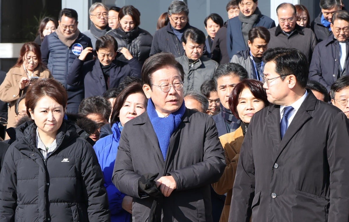 이재명 더불어민주당 대표, 박찬대 원내대표를 비롯한 의원들이 7일 서울 여의도 국회에서 무료 슬롯 머신 다운 받기 담화 규탄 의원총회를 마친 후 시민들에게 인사하기 위해 정문으로 향하고 있다. 김범준 기자