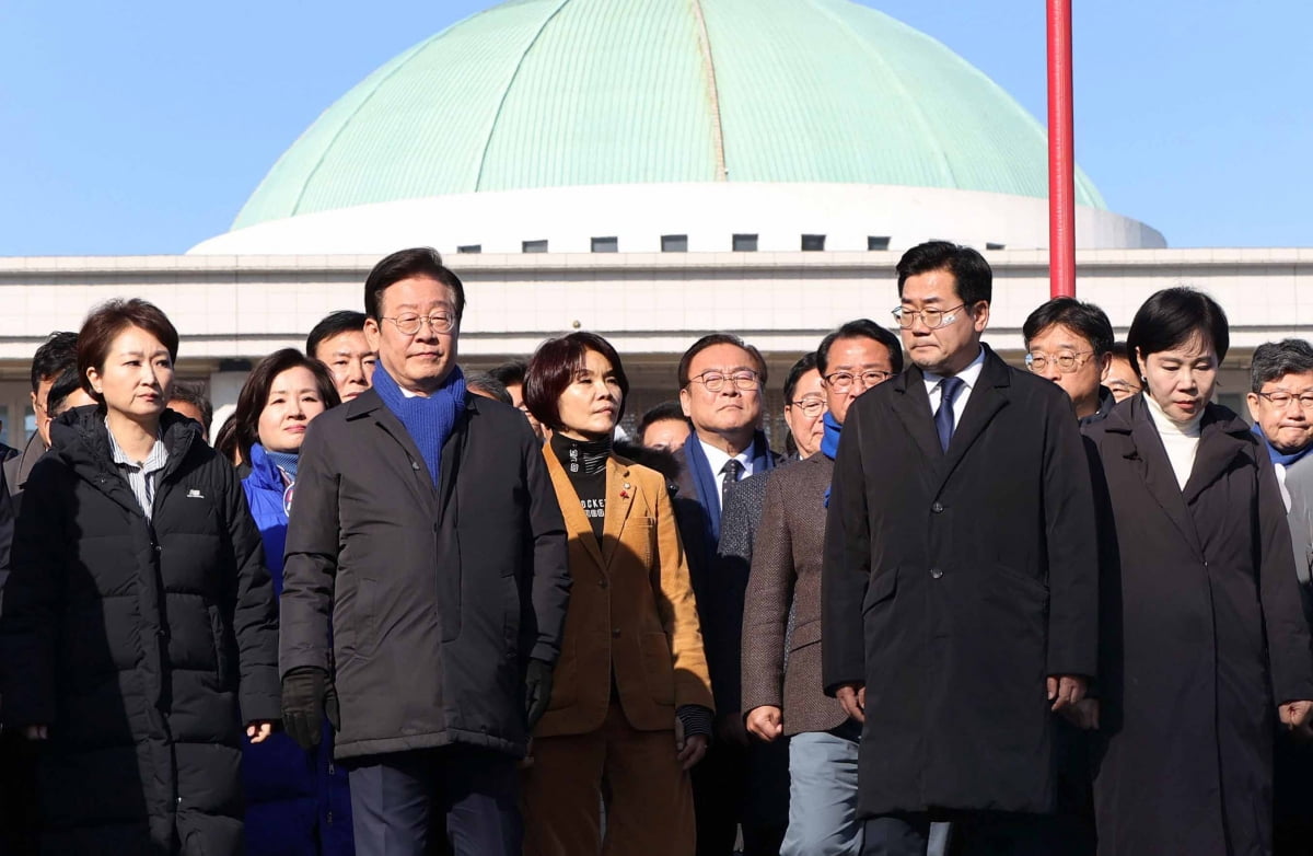 국회 밖 시민들에게 인사하기 위해 이동하는 민주당 지도부