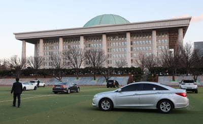 50대, 국회 인근서 몸에 시너 뿌리고 분신 시도