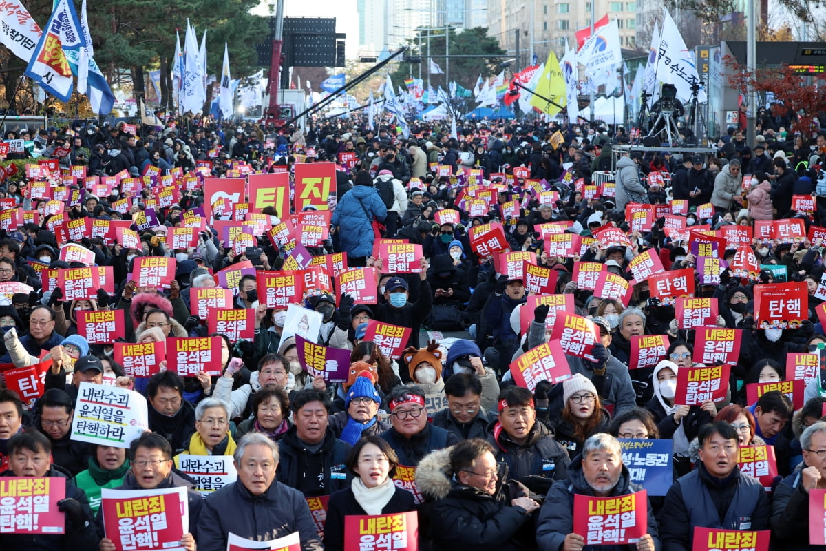 7일 오후 서울 여의도 슬롯사이트 추천 앞에서 열린 '내란죄 윤석열 퇴진! 국민주권 실현! 사회대개혁! 범국민촛불대행진'에서 참석자들이 거리를 가득 메우고 있다./ 사진= 최혁 기자