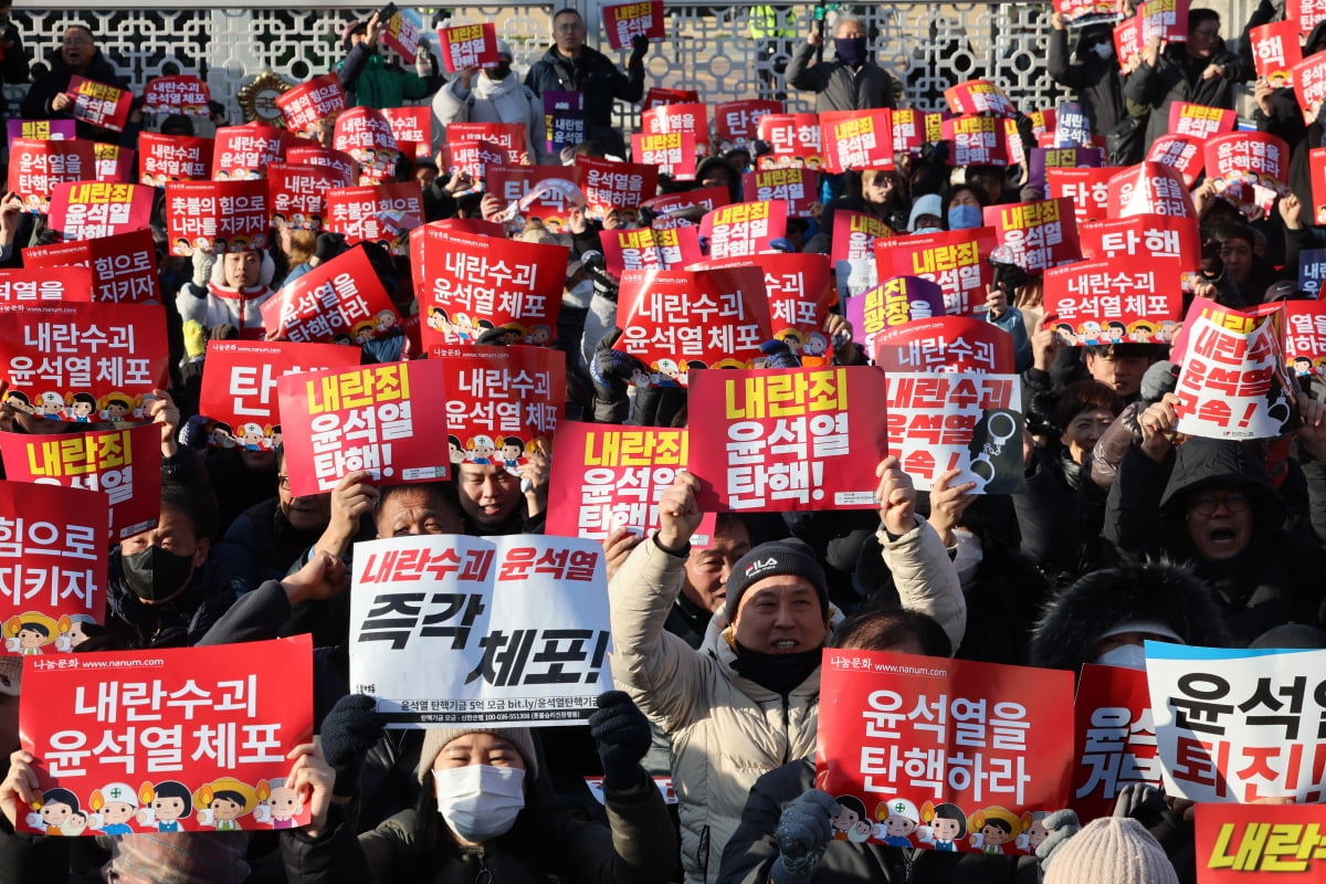 [포토] 국회 앞 거리 가득 메운 탄핵 민심