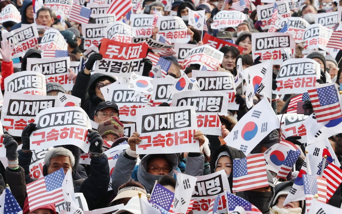 7일 오후 서울 세종대로 일대에서 집회를 갖고 윤 대통령 지지 및 이재명 더불어민주당 대표의 구속을 촉구하고 있다. 사진=이솔 기자