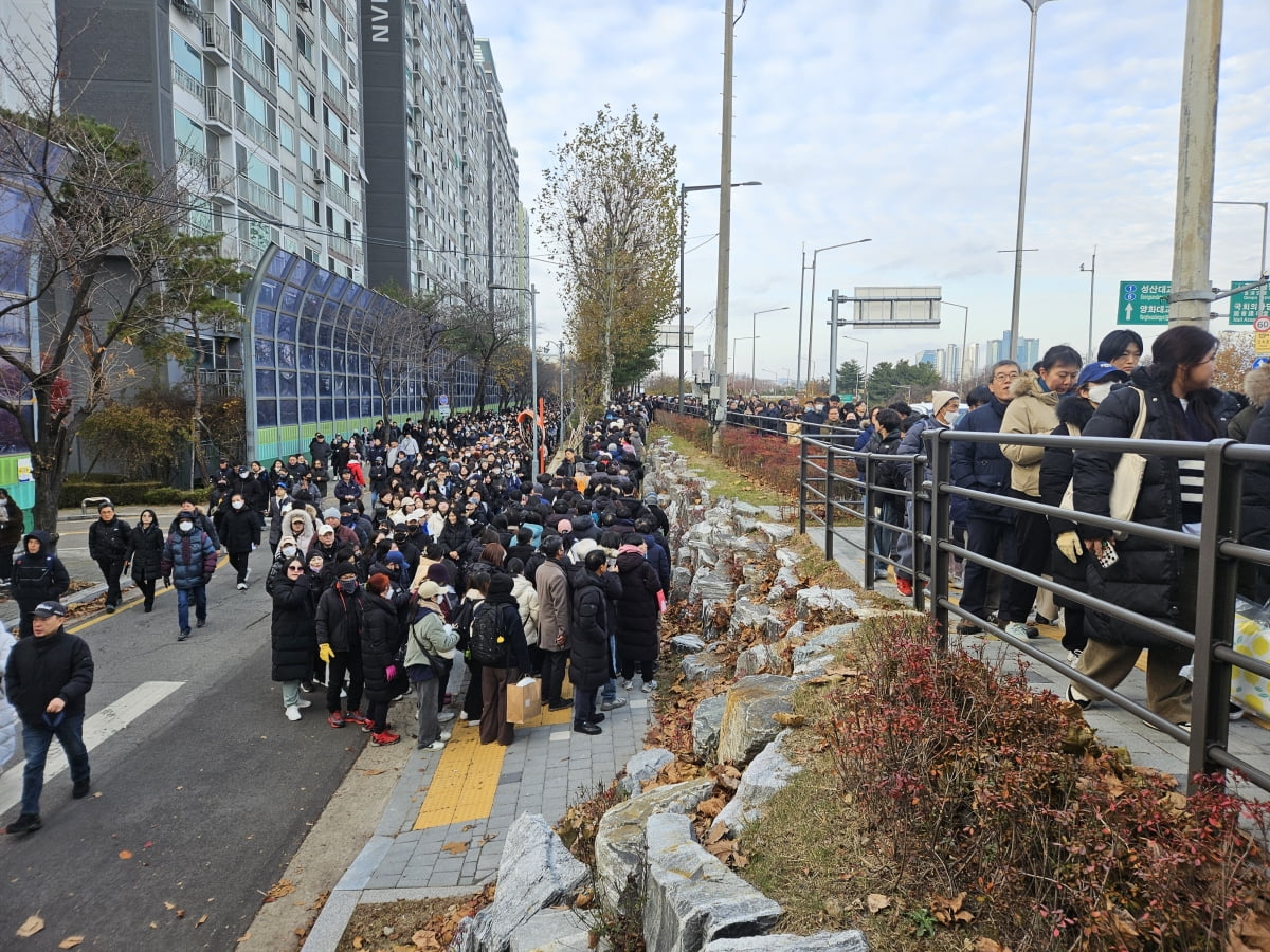 7일 오후 4시경 당산역에서 슬롯사이트 추천의사당으로 넘어가기 위한 '샛강생태공원간보행육교'에 인파가 몰린 모습/ 사진= 이슬기 기자