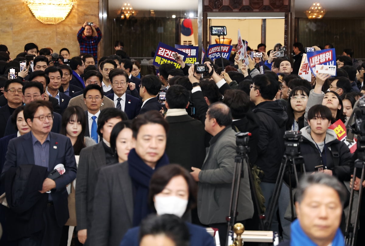 이재명 대표를 비롯한 더불어민주당 의원들이 윤석열 대통령의 탄핵 표결을 앞둔 7일 오후 서울 여의도 국회에서 열리는 본회의에 참석하고 있다. /사진=뉴스1