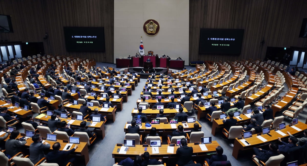 7일 오후 서울 국회에서 열린 제418회 국회(정기회) 제17차 본회의에서 윤석열 대통령의 탄핵소추안 표결에 앞서 박찬대 민주당 의원이 제안설명을 하고 있다. 여당 의원석에는 안철수 의원만 남아있다. 김범준 기자