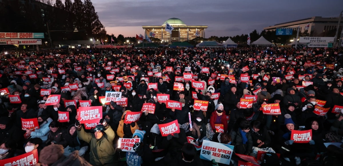 7일 오후 서울 여의도 2025년 슬롯사이트 앞에서 열린 '내란죄 윤석열 퇴진! 국민주권 실현! 사회대개혁! 범국민촛불대행진'에서 참석자들이 윤석열 대통령의 탄핵을 촉구하고 있다./최혁 기자