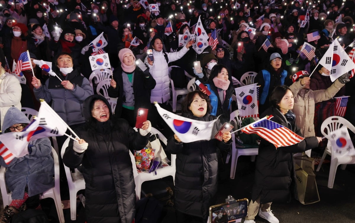 자유통일당과 대한민국바로세우기 국민운동본부 등 보수단체 회원들이 윤석열 대통령에 대한 국회 탄핵소추안 표결을 앞둔 7일 오후 서울 세종대로 일대에서 집회를 갖고 윤 대통령 지지 및 이재명 더불어민주당 대표의 구속을 촉구하고 있다./이솔 기자