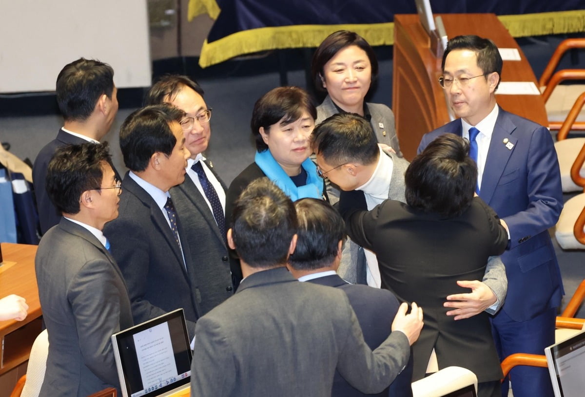 김상욱 국민의힘 의원이 7일 오후 서울 여의도 2025년 슬롯사이트 본회의장에서 여당 의원 중 세 번째로 윤석열 대통령 탄핵소추안 투표를 마친 후 야당 의원들의 격려를 받고 있다./김범준 기자