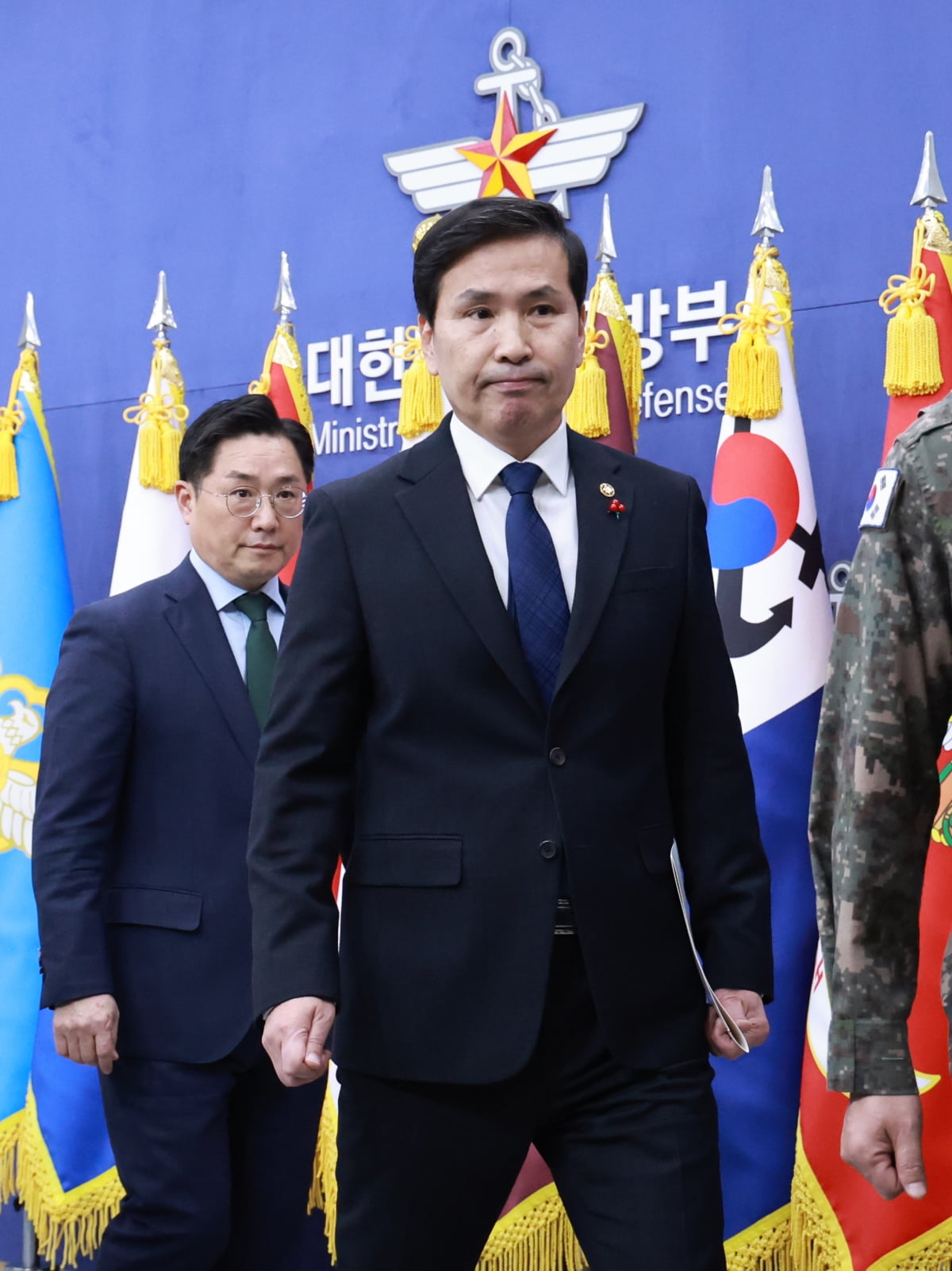 김선호 국방부 장관 직무대리가 6일 서울 용산 국방부에서 비상계엄 사태와 관련한 긴급 브리핑을 마친 뒤 브리핑실을 떠나는 모습./연합뉴스