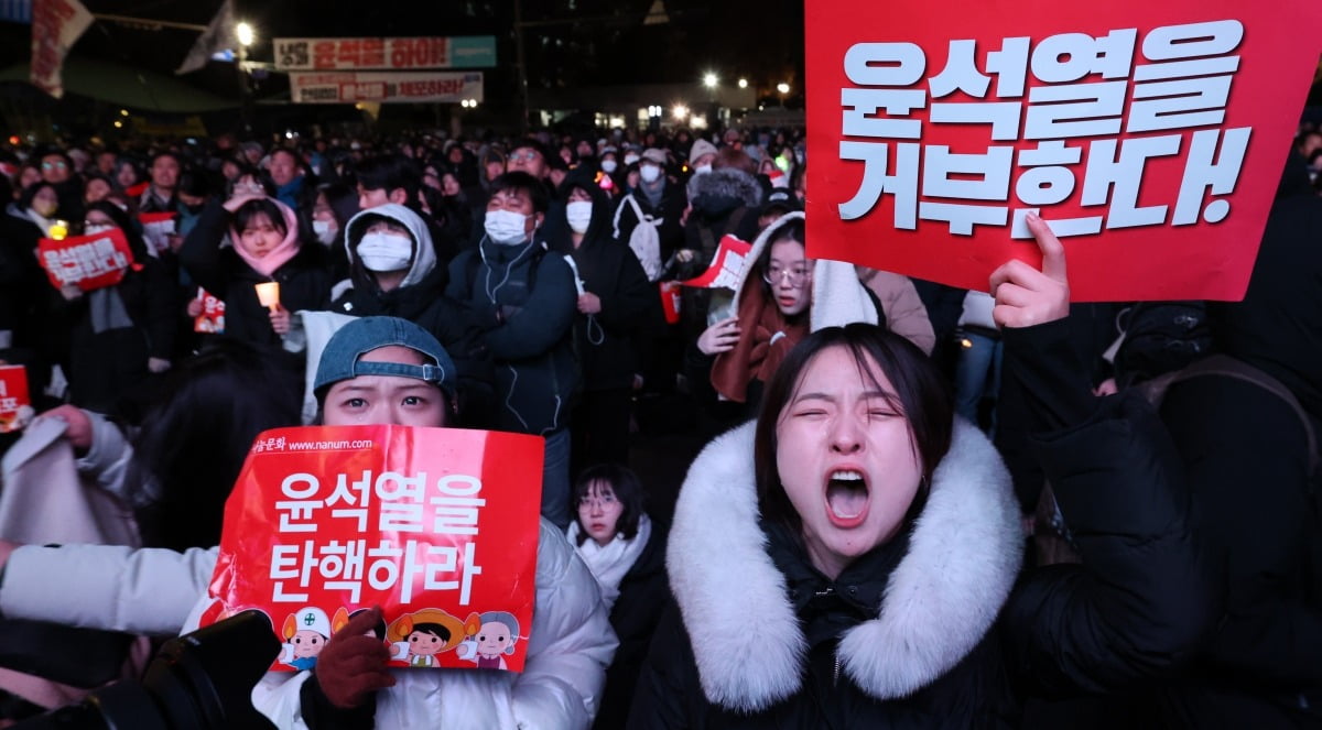 7일 오후 서울 여의도 국회 앞에서 열린 '범국민촛불대행진'에 참가한 시민들이 국민의힘의 표결 불참으로 윤석열 대통령의 탄핵소추안이 폐기되자 허탈해 하고 있다./최혁 기자