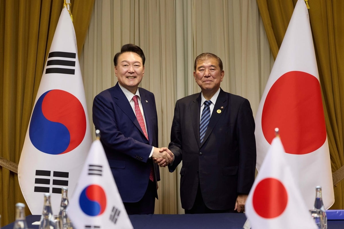 윤석열 바카라 토토이 지난달 16일 페루 리마에서 열린 이시바 시게루 일본 총리와 정상회담에 앞서 기념촬영을 하고 있다./ 바카라 토토실 제공 