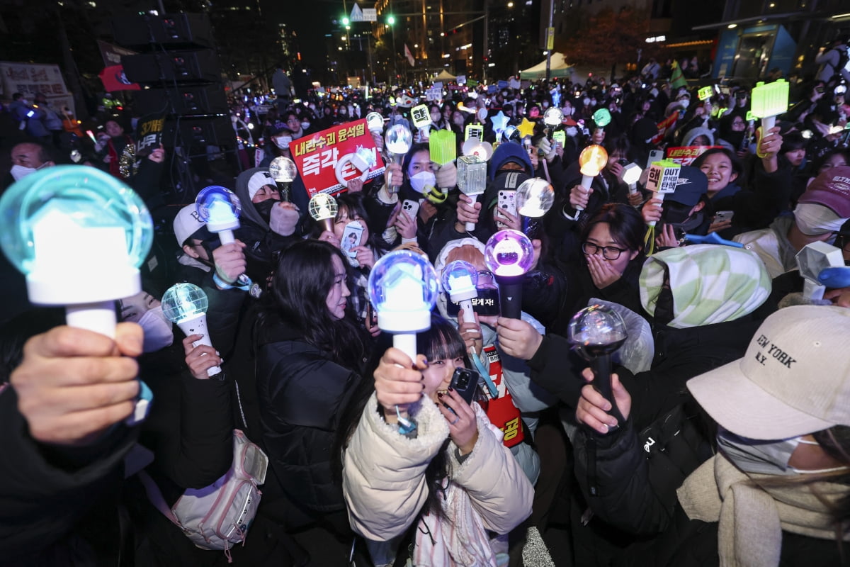 K팝 춤추고 아이돌 응원봉 흔들며 尹탄핵 외치는 MZ세대