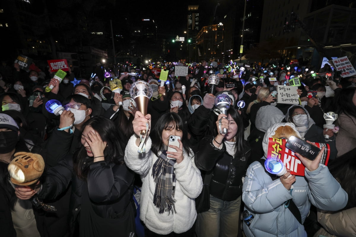 K팝 춤추고 아이돌 응원봉 흔들며 尹탄핵 외치는 MZ세대