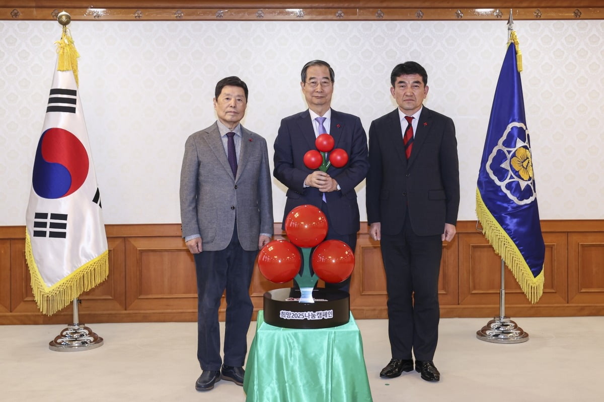 한덕수 국무총리가 9일 오후 슬롯사이트 추천 종로구 정부슬롯사이트 추천청사에서 열린 2025 나눔캠페인 사랑의 열매 전달식에서 기념촬영을 하고 있다.(왼쪽부터)김병준 사회복지공동모금회 회장, 한 총리, 황인식 사회복지공동모금회 사무총장.