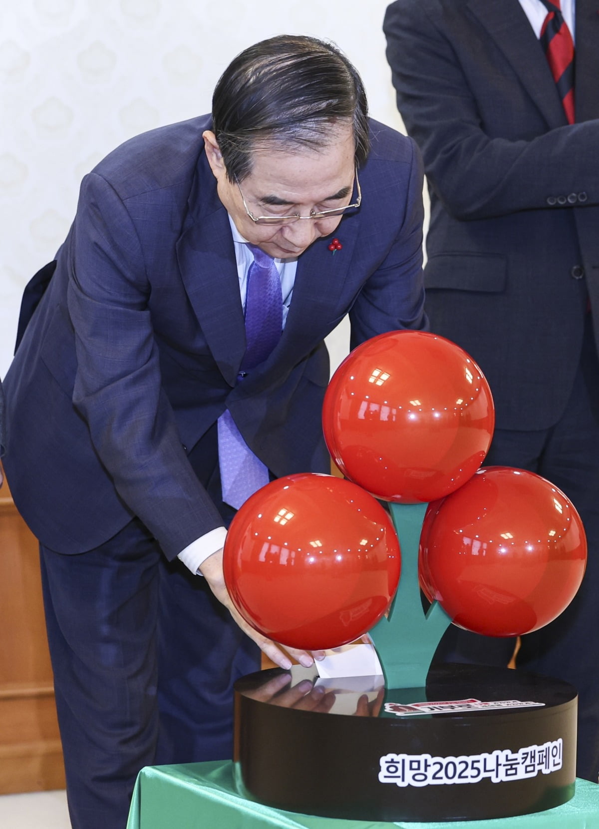 한덕수 국무총리가 9일 오후 슬롯사이트 추천 종로구 정부슬롯사이트 추천청사에서 열린 2025 나눔캠페인 사랑의 열매 전달식에서 성금을 기부하고 있다.