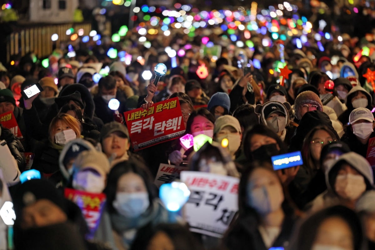 "촛불은 꺼지지 않는다"...탄핵안 부결에 뿔난 시민들 오늘도 국회로