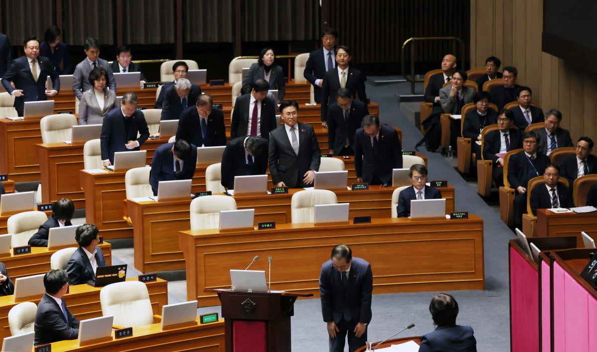 [포토] '계엄 사태' 사과하는 슬롯사이트 꽁머니들…김문수는 요지부동