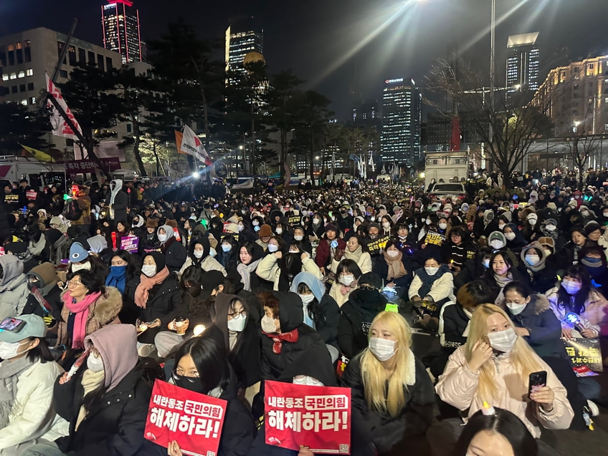 11일 저녁 국회 앞에서 ‘윤석열 즉각 퇴진·사회대개혁 비상행동’이 주최한 윤석열 대통령 탄핵 촛불집회에 시민 5만명(주최측 추산)이 집결해 있는 모습. 이혜인 기자