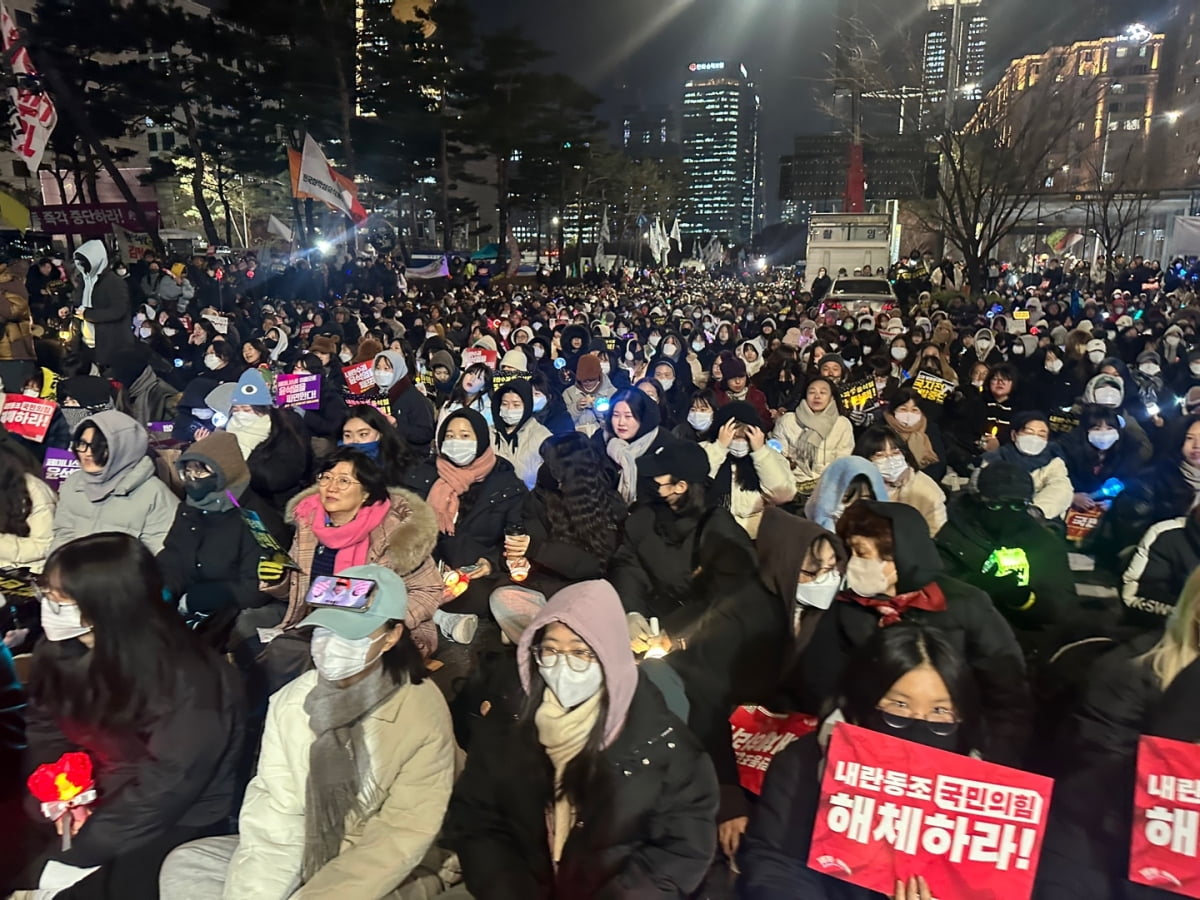 11일 저녁 서울 영등포구 국회 앞에서 열린 윤석열 탄핵 촉구 집회에 참여한 시민들이 구호를 제창하고 있다./사진=이혜인